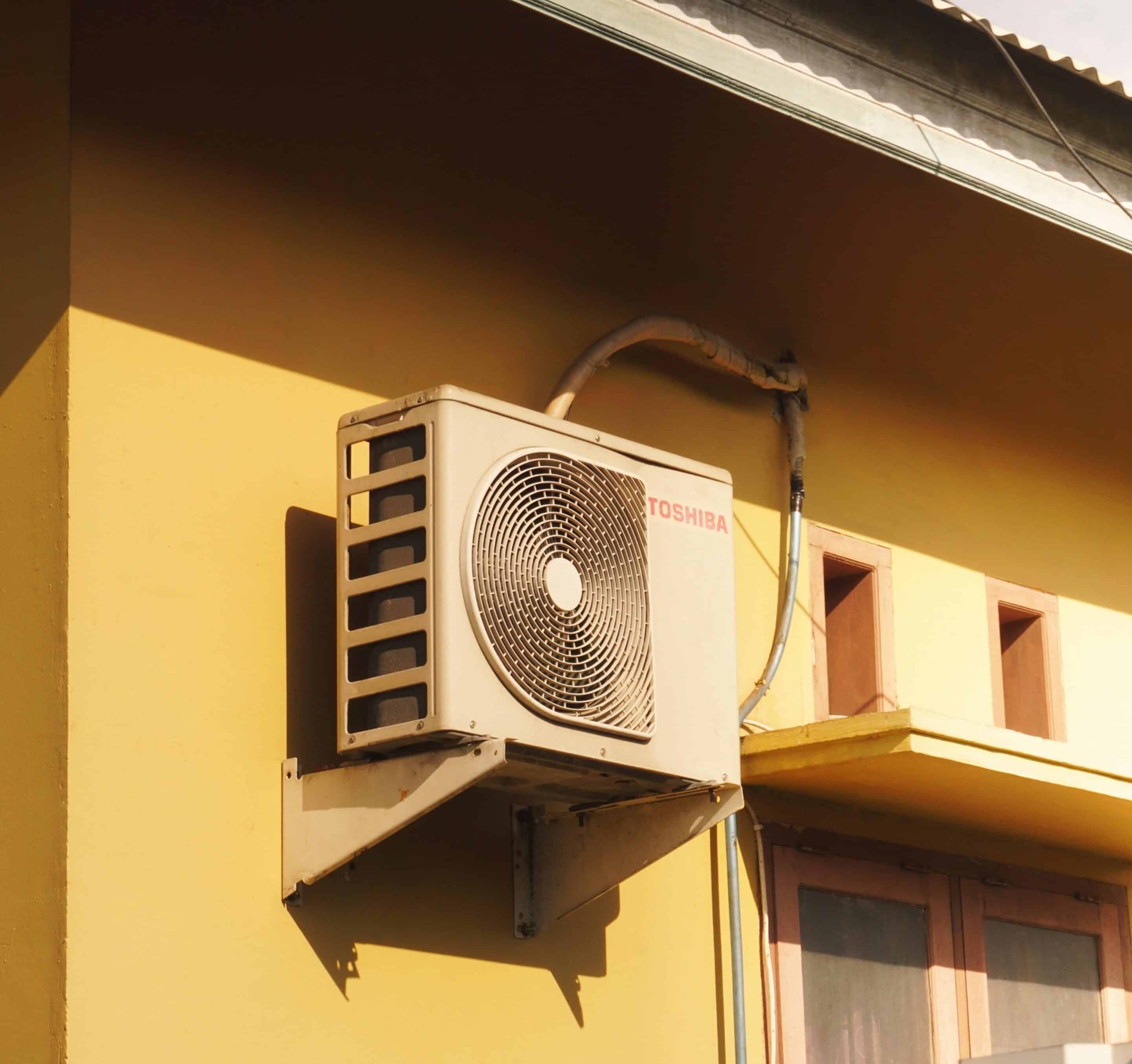 Klimaanlage scaled - 5 Tipps, wie du deine Wohnung im Sommer kühl hältst!